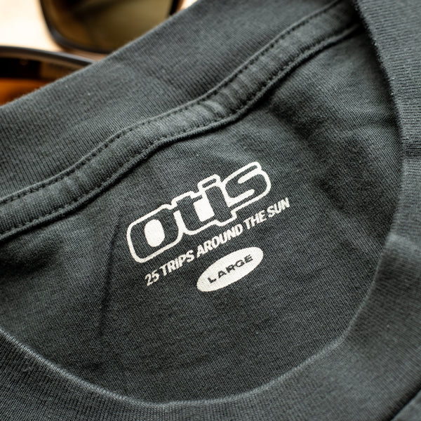 OTIS HERITAGE TEE - Coal